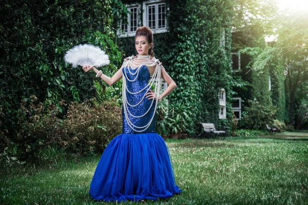 İnci ile güzel evlenebilirdin lüks mavi elbise — Stok fotoğraf