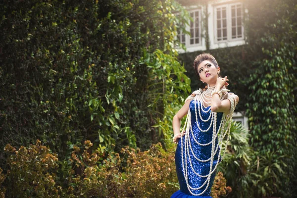 Vestido azul de luxo bela ladyin com pérola — Fotografia de Stock