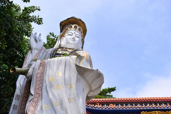 HONG KONG - JUN 12, Repulse Bay, is a bay in the southern part of Hong Kong Island and Kwan Yin Temple Shrine is a Taoist shrine at the southeastern end of Repulse Bay on June 12, 2015. — 스톡 사진