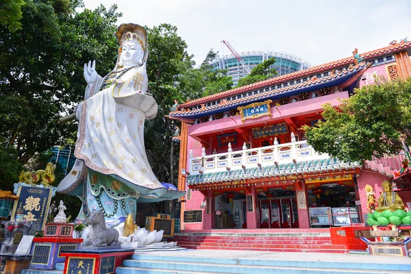 HONG KONG - JUN 12, Repulse Bay, es una bahía en la parte sur de la isla de Hong Kong y Kwan Yin Temple Shrine es un santuario taoísta en el extremo sureste de la bahía de Repulse el 12 de junio de 2015. . —  Fotos de Stock