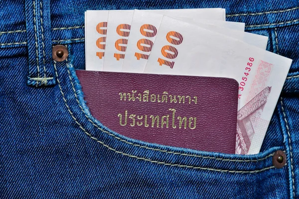 Tailandia Pasaporte y dinero en el bolsillo de Jean — Foto de Stock