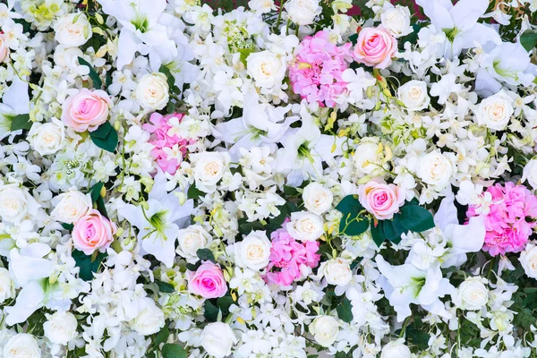 Fundo floral. Muitas flores artificiais em composições coloridas — Fotografia de Stock