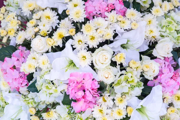 Fundo floral. Muitas flores artificiais em composições coloridas — Fotografia de Stock