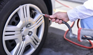 el ve araç tekerleği eklemek hava basıncı