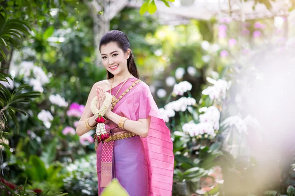 Hermosa chica tailandesa en traje tradicional tailandés — Foto de Stock