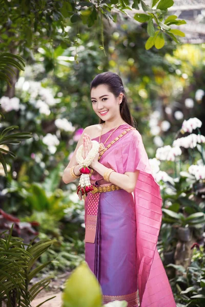 Mooi Thais meisje in Thaise traditionele kostuum — Stockfoto