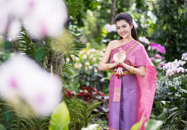 Hermosa chica tailandesa en traje tradicional tailandés — Foto de Stock