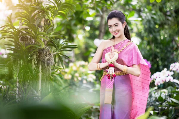 Gyönyörű thai lány thai hagyományos ruha — Stock Fotó