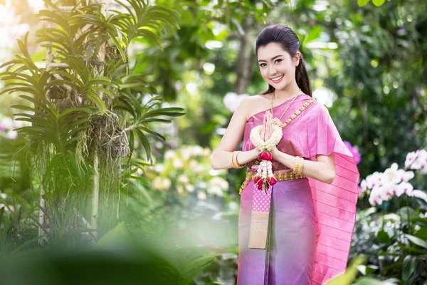 Menina tailandesa bonita em traje tradicional tailandês — Fotografia de Stock