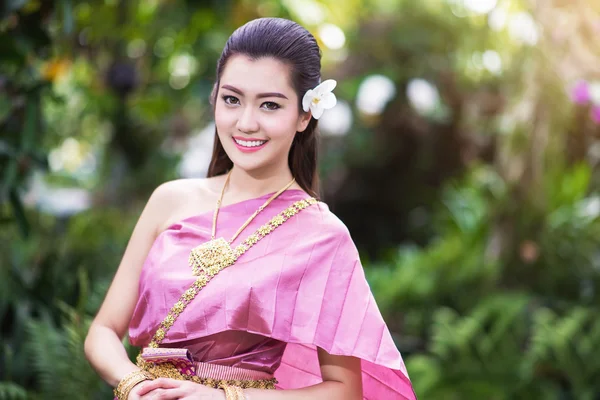 Menina tailandesa bonita em traje tradicional tailandês — Fotografia de Stock