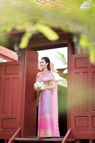 Hermosa chica tailandesa en traje tradicional tailandés —  Fotos de Stock