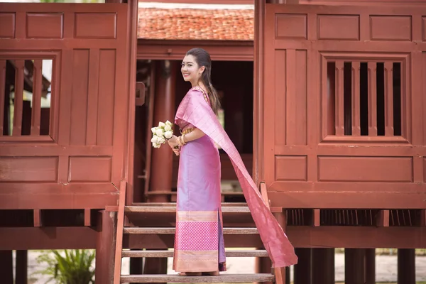 Hermosa chica tailandesa en traje tradicional tailandés — Foto de Stock