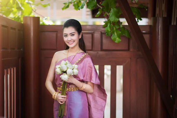 Frumoasă fată thailandeză în costum tradițional thailandez — Fotografie, imagine de stoc