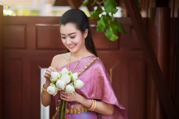 Hermosa chica tailandesa en traje tradicional tailandés —  Fotos de Stock