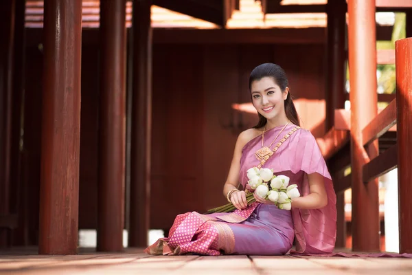 Beautiful Thai girl in Thai traditional costume — Stock Photo, Image