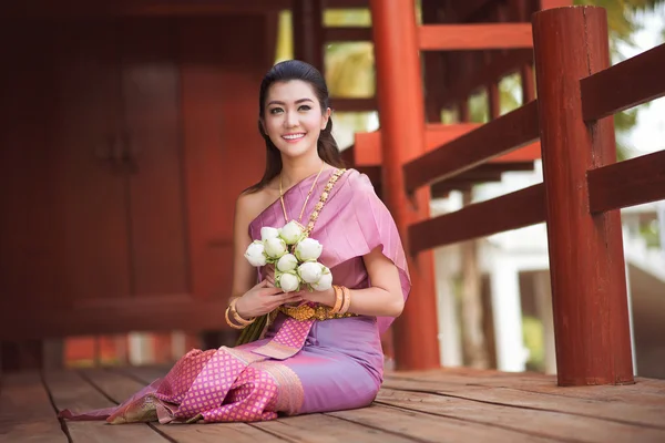 Beautiful Thai girl in Thai traditional costume — Stock Photo, Image