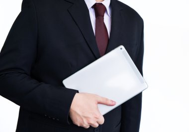 Elinde tablet tutan bir iş adamı