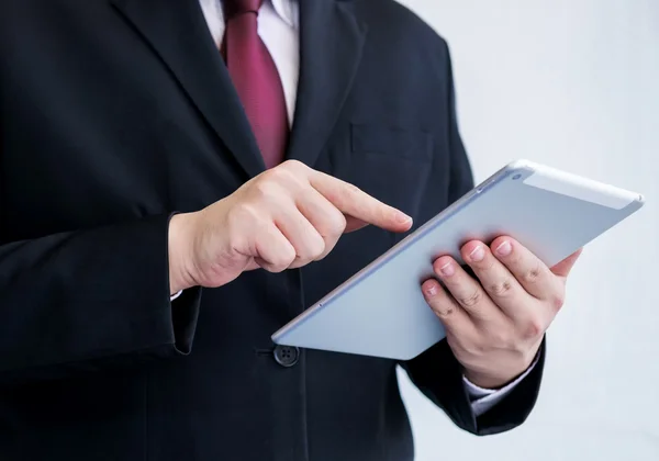 Бізнесмен грає планшет рука зосереджена — стокове фото
