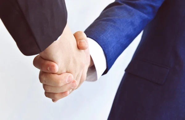 Двое бизнесменов пожимают друг другу руки Стоковое Фото