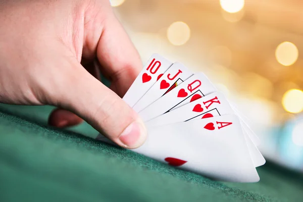 Покерные карты под рукой — стоковое фото