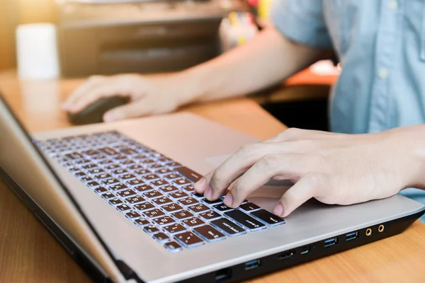 Mãos de homem digitando no teclado do laptop — Fotografia de Stock