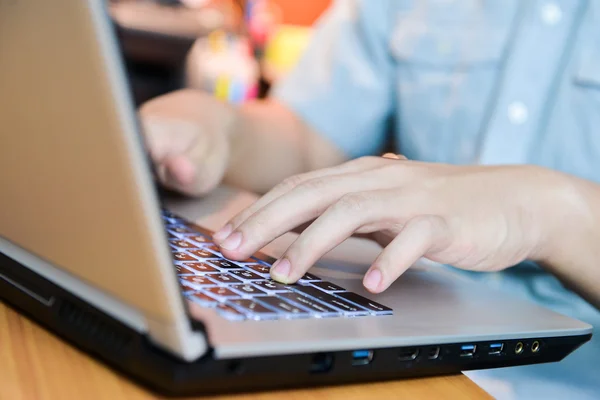 Mãos de homem digitando no teclado do laptop — Fotografia de Stock