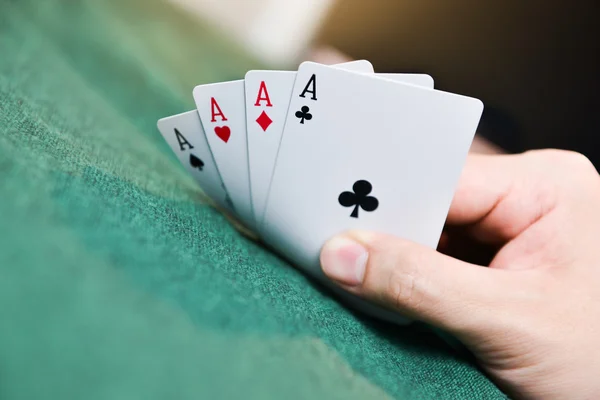 Pokera karty pod ręką — Zdjęcie stockowe