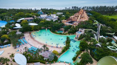 Sanya, Çin-OCT 21, 2025-Atlantis Oteli Sanya 'nın havadan çekilmiş fotoğrafı Hainan Adası' ndaki oteller, restoranlar, alışveriş merkezleri ve su parklarını kapsayan tek durak eğlence merkezidir..