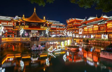 SHANGHAI, ÇİN - 26 Kasım 2025 - Yuyuan Garden, Eski Şangay şehrinin kuzeydoğusundaki Şehir Tanrısı Tapınağı 'nın yanında yer alan bir Çin bahçesidir..
