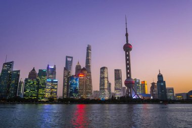 SHANGHAI, ÇİN - 27 Kasım 2025 - Pudong 'daki Oriental Pearl TV Tower gökdeleni Çin' in başkenti Şangay 'ın Huangpu Nehri' nin doğusunda yer alan bir bölgedir..