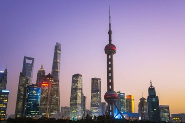 SHANGHAI, ÇİN - 27 Kasım 2025 - Pudong 'daki Oriental Pearl TV Tower gökdeleni Çin' in başkenti Şangay 'ın Huangpu Nehri' nin doğusunda yer alan bir bölgedir..