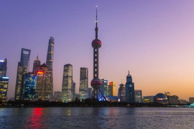 SHANGHAI, ÇİN - 27 Kasım 2025 - Pudong 'daki Oriental Pearl TV Tower gökdeleni Çin' in başkenti Şangay 'ın Huangpu Nehri' nin doğusunda yer alan bir bölgedir..