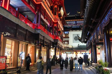 SHANGHAI, ÇİN - 26 Kasım 2025 - Yuyuan Garden, Eski Şangay şehrinin kuzeydoğusundaki Şehir Tanrısı Tapınağı 'nın yanında yer alan bir Çin bahçesidir..