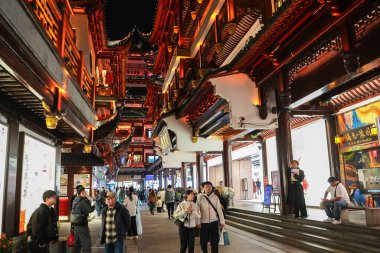 SHANGHAI, ÇİN - 26 Kasım 2025 - Yuyuan Garden, Eski Şangay şehrinin kuzeydoğusundaki Şehir Tanrısı Tapınağı 'nın yanında yer alan bir Çin bahçesidir..