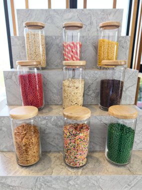 Rafta Renkli Tatlı Toppings Görünümü