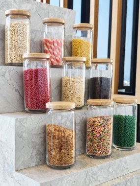 Rafta Renkli Tatlı Toppings Görünümü