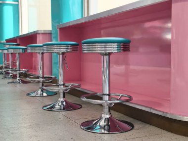 Kafedeki tabure sandalyeleri.