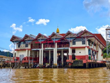 Brunei, Bandar seri Begawan-JAN 12, 2026-Kampong Ayer itfaiye istasyonu, Brunei Nehri üzerinde başkent merkezine yakın barakalara inşa edilen geleneksel evler, okullar ve camilerden oluşuyor..