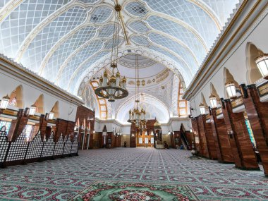 Brunei, Bandar seri Begawan-JAN 11, 2026 - Mescidi Ömer Ali Saifuddien namaz salonu iki devlet camii ve Uzak Doğu 'daki en büyük ve en çarpıcı camilerden biridir..