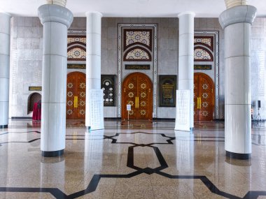 Brunei, Bandar seri Begawan-JAN 11, 2026-Mescid Omar 'Ali Saifuddien iki eyalet camiinden ve Uzak Doğu' daki en büyük ve en çarpıcı camilerden biridir..