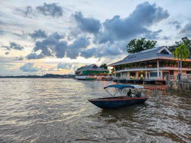 Brunei, Bandar seri Begawan-JAN 12, 2026-Kampong Ayer 'in taksi servisi, Brunei Nehri üzerinde başkentin şehir merkezi yakınlarındaki barakalara inşa edilmiş geleneksel evler, okullar ve camilerden oluşuyor..