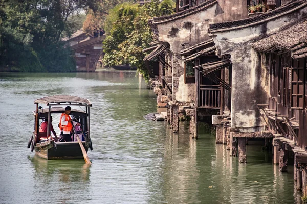 WUZHEN, CHINA, SEP 27, 2015: Old water town on September 27, 2015. Wuzhen Suzhou Jiangsu China Wuzhen Suzhou Jiangsu China is a major city in the southeast of Jiangsu Province in Eastern China — Stok fotoğraf