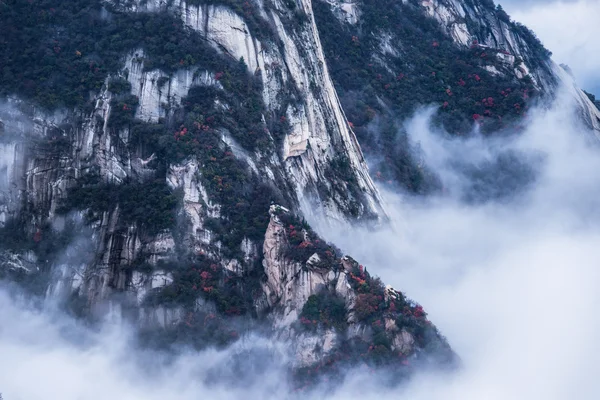 Montaña Huashan. La más alta de China cinco montañas sagradas, llamada la "Montaña Oeste", bien conocido por senderos empinados, acantilados impresionantes, pasajes estrechos, y grandes paisajes —  Fotos de Stock