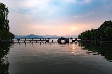 gün batımı, eski köşk siluet Batı Gölü, Çin'in güzel hangzhou