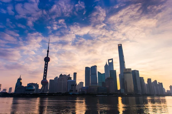 SHANGHAI, CHINA - OCT 18, 2015: Pudong landmarks is a district of Shanghai, China, located east of the Huangpu River across from the historic city center of Shanghai in Puxi. — Stockfoto