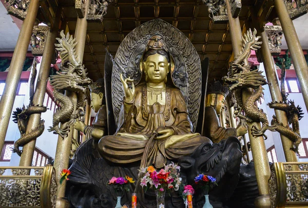Hall com estátuas em Lingyin Temple, Hangzhou, Zhe jiang, China Focado na estátua esquerda — Fotografia de Stock