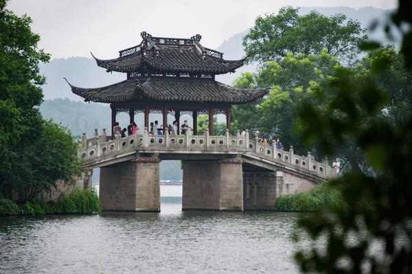 Hangzhou, china - 12. September 2015: eine sehr berühmte Pavillonbrücke-yu dai qiao (Jadegürtel) - im westlichen See, hangzhou, china wurde in der Song-Dynastie erbaut und in der Qing-Dynastie wieder aufgebaut — Stockfoto