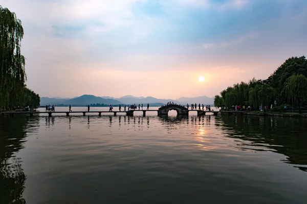 Beautiful hangzhou in sunset, ancient pavilion silhouette on the west lake,China — Stock Photo, Image