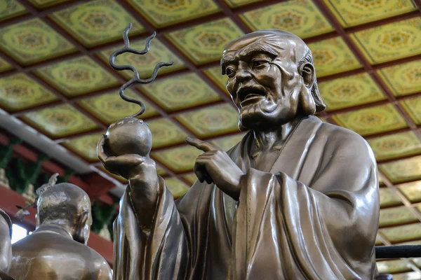 Hall with statues at Lingyin Temple, Hangzhou, Zhe jiang, China Focused at left statue — Stock Photo, Image