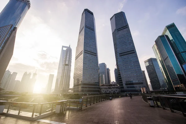 Väg i Shanghai Lujiazui finansiella centrum, Kina — Stockfoto